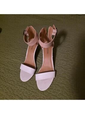 Women's 8.5 Call it Spring Vegan Low-heel Sandals.